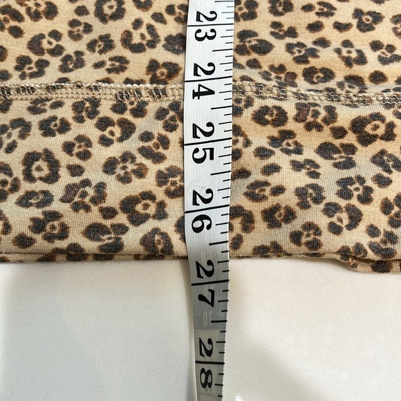 Leopard 🐆 print long sleeve top. - Picture 5 of 7